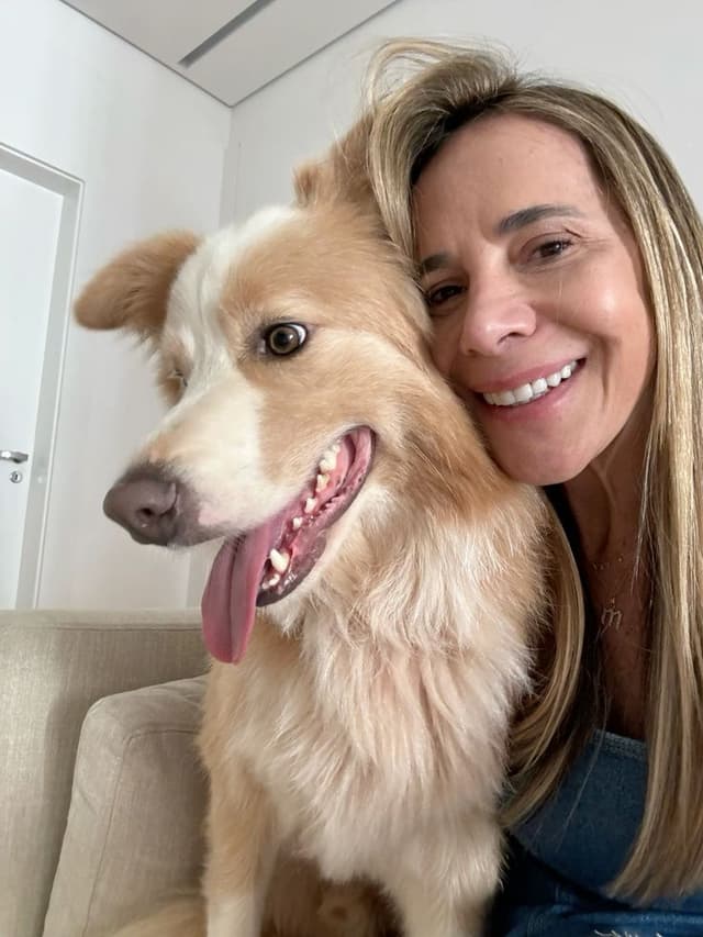 Jussara Duarte, a smiling woman, creator of the method.